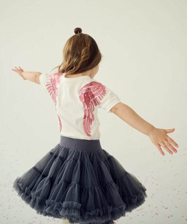 Falda de tul gris oscuro para niña y camisa blanca para niña con alas de lentejuelas rosas