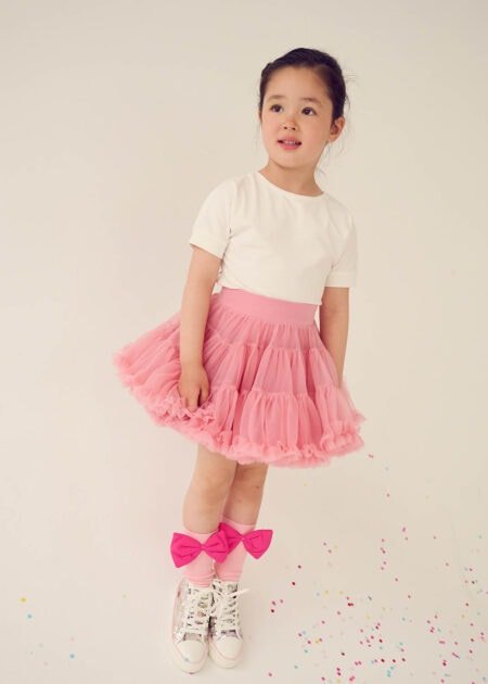 Bambina in gonna di tulle fucsia, calze al ginocchio rosa con fiocco rosa e t-shirt basic bianca. Taglie disponibili: 80/86, 92/98, 98/104, 110/116, 122/128, 134, 140, 150