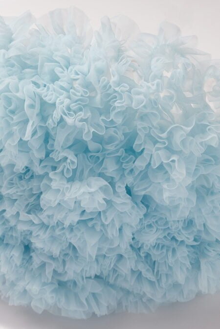 Falda de tul azul hielo con volantes rizados, textura suave y aireada, perfecta para niñas. Tallas disponibles: 98/104, 110/116, 122/128, 134, 86/92