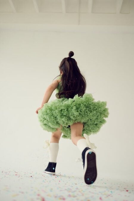 Vestito verde per bambina con balze in tulle. Taglie disponibili: 86/92, 98/104, 110/116, 122/128, 134