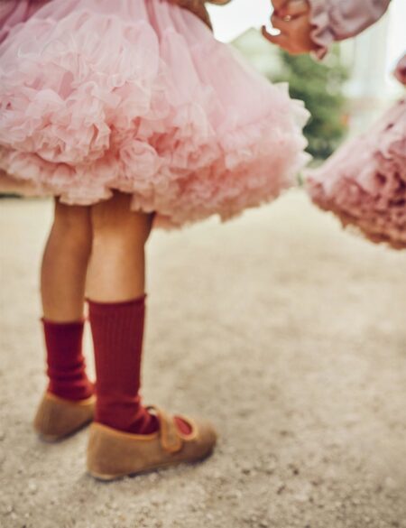 Gonna in tulle rosa per bambina e calze al ginocchio rosse per bambina. Taglie disponibili: 86/92, 98/104, 110/116, 122/128, 134