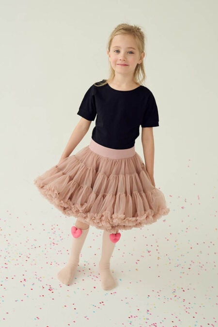 Bambina sorridente in T-shirt nera Fig&Pear. Taglie disponibili: 92/98, 98/104, 104/110, 110/116, 120, 130, 140, S