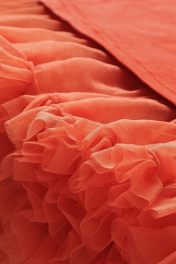 Falda de tul en color naranja con volantes rizados, suave y ligera, perfecta para niñas. Tallas disponibles: 98/104, 110/116, 122/128, 134, 86/92