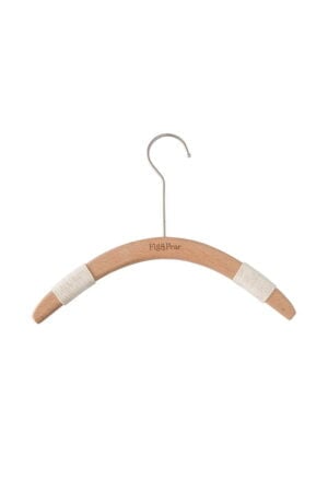 Percha de madera de haya con detalles en cuerda, diseño elegante para colgar ropa de niñas. Color madera natural.