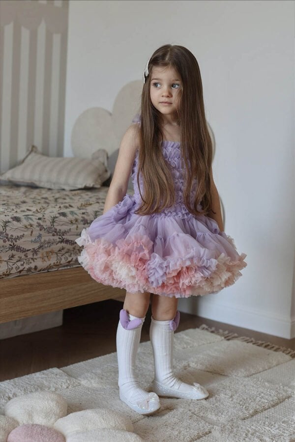Vestido de tul para niñas en tonos lavanda y rosa, con volantes y tirantes, complementado con calcetas en los calcetines