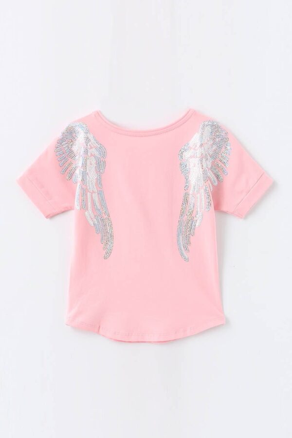 Camiseta rosa para niñas con alas de lentejuelas plateadas en la espalda.
