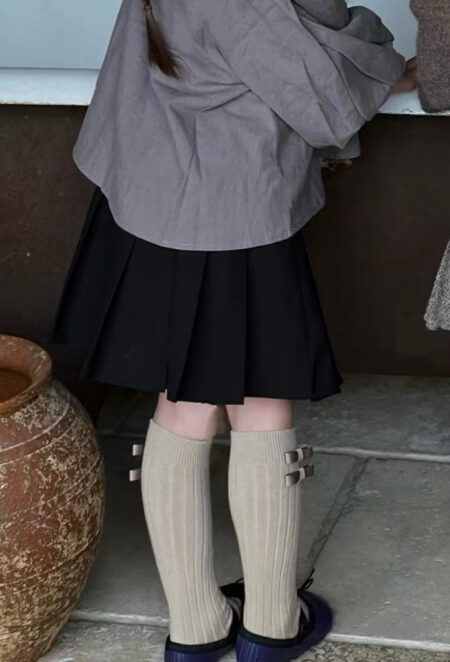 Knee-high socks in cream color with two bows, perfect for a girl.