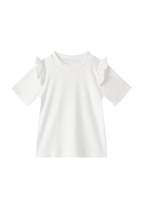 Biały T-shirt dla dziewczynki z falbankami na ramionach, wykonany z prążkowanego materiału.