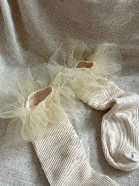 Calze al ginocchio per bambine, color crema con balze in tulle leggere e morbide.