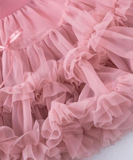 Gonna in tulle rosa per bambina con balze e fiocchi, materiale morbido. Taglie disponibili: XS, S, M, L