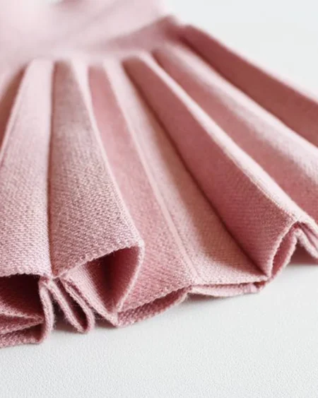 Pink ribbed pleated skirt for girls with pronounced textured detailing. Available sizes: 98/104, 104/110, 110/116, 122/128, 134, 140