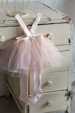 Tutù in tulle rosa per bambina, con bretella regolabile e collant color carne.
