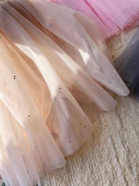 Rosa und beige Tüllröcke für Mädchen, verziert mit glitzernden Pailletten. Verfügbare Größen: 92/98, 98/104, 110/116, 122/128, 134
