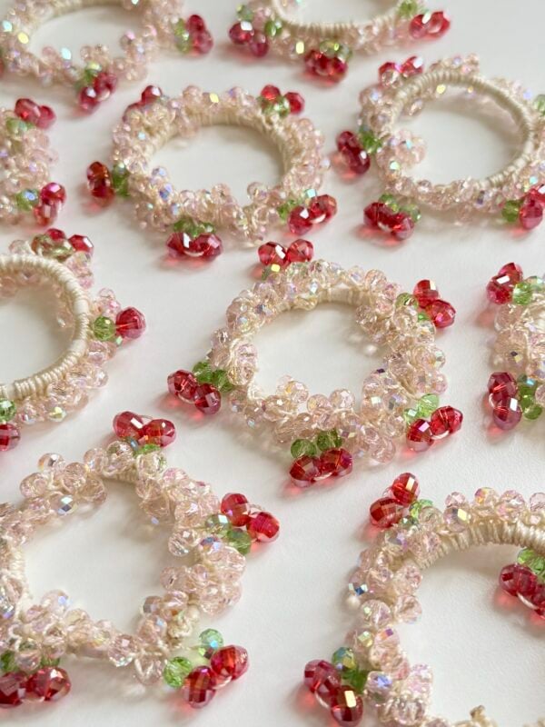 Elásticos para el pelo de niña con cuentas en rosa y rojo, con motivo de flor de cerezo.