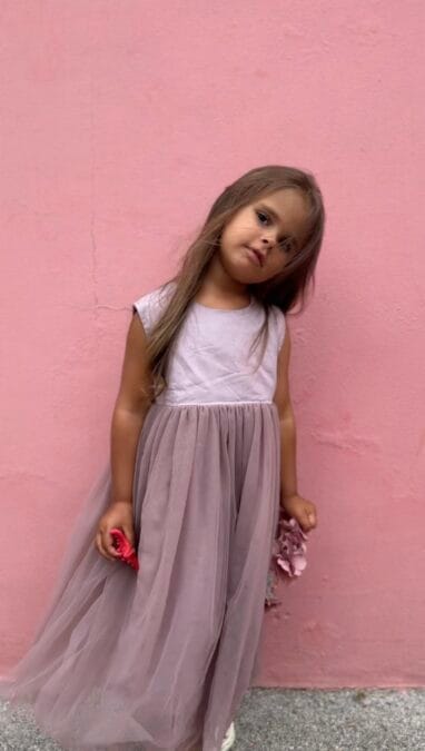 Abito da bambina in tulle color prugna chiaro, con collo alto e dettagli delicati. Taglie disponibili: 92/98, 98/104, 104/110, 110/116, 122/128, 134, 140