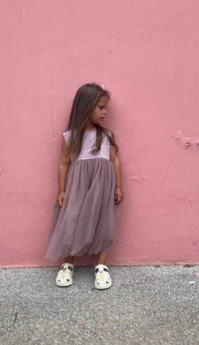 Abito in tulle leggero color prugna per bambina con top aderente e fondo arioso. Taglie disponibili: 92/98, 98/104, 104/110, 110/116, 122/128, 134, 140