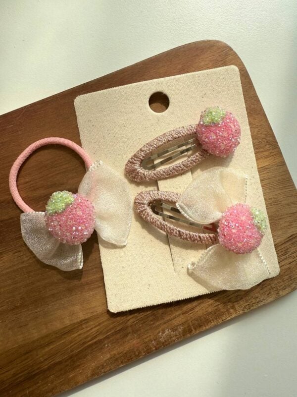 Pinzas para el pelo de color rosa con fresas estilizadas en 3D y lazo transparente, para niña.