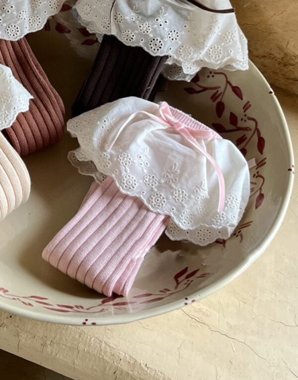 Calcetines para niñas en rosa, marrón y beige con ribete blanco decorativo.