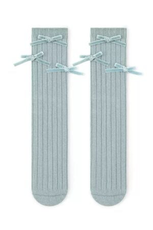Chaussettes hautes en bleu avec un motif agréable et des nœuds, parfaites pour une fille.