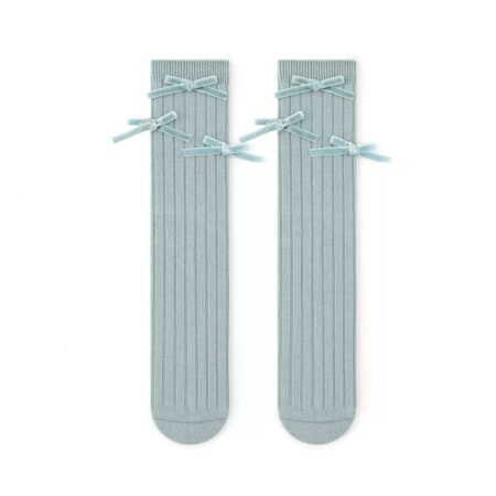 Podkolanówki dla dziewczynki w kolorze baby blue z delikatnymi, aksamitnymi kokardkami.