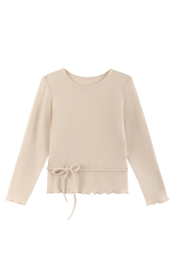Blusa de canalé para niña en color vainilla con lazada en la cintura.