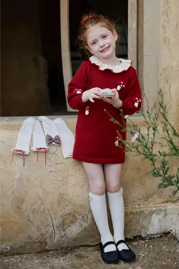 Vestido en rojo, con volante y apliques, para niña. Calcetines y accesorios incluidos.