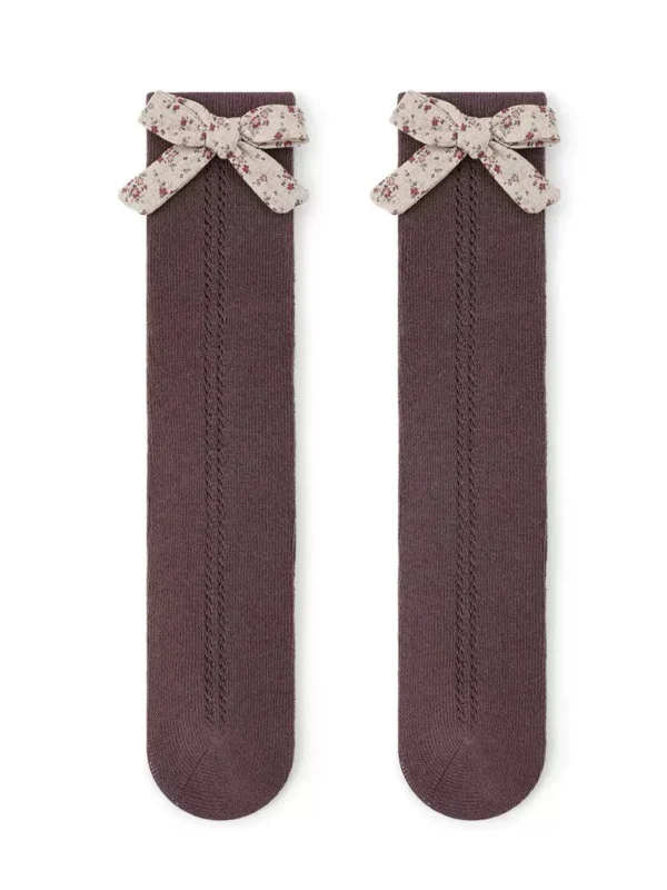 Calcetines color ciruela con lazo floral, para niña, cómodos y con estilo.