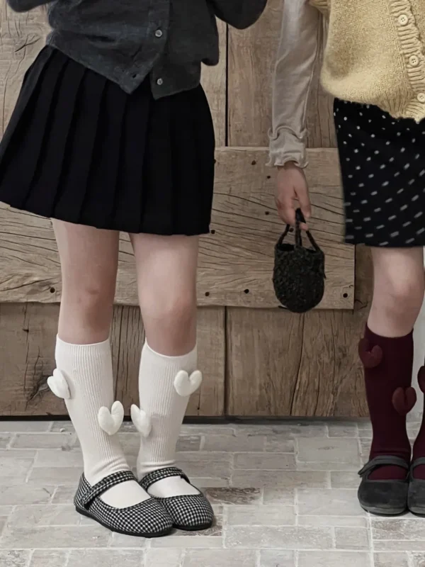 Chaussettes montantes de couleur claire avec des cœurs en 3D, pour les filles, avec un design unique.