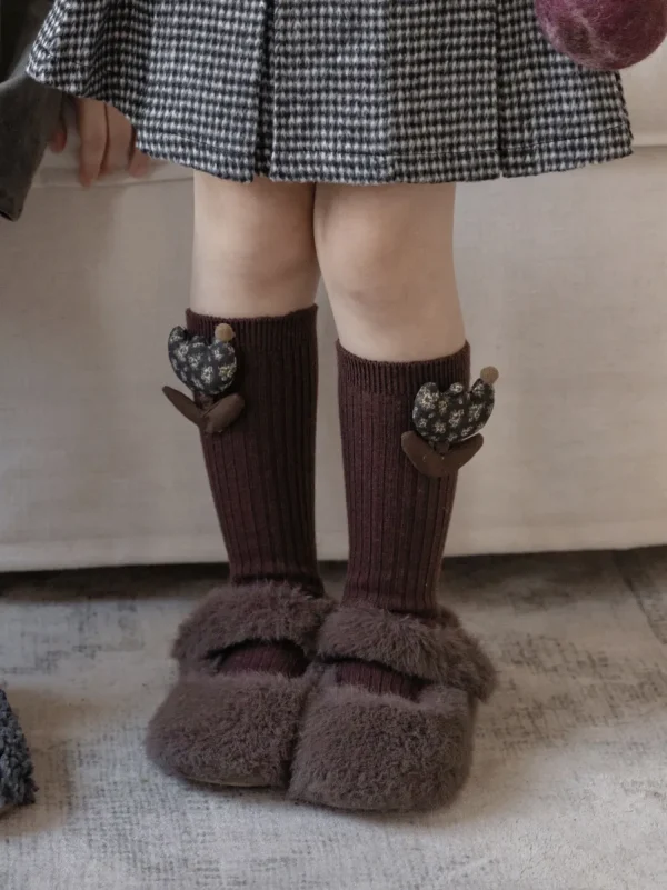 Calentitos calcetines 3D burdeos para niña con un motivo de tulipanes a juego con el adorable calzado peludo.
