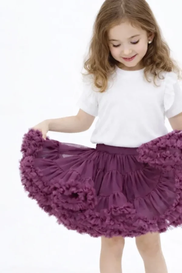 Falda de tul color ciruela para niña, con volantes y estructura ligera y vistosa.