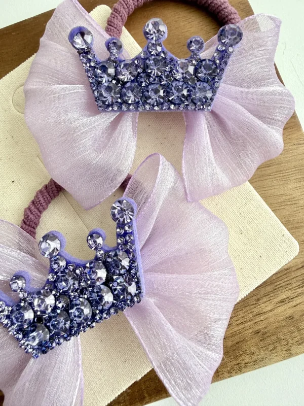 Girl’s headband with lilac tulle and a crown decorated with crystals.