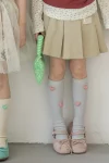 Calcetines hasta la rodilla de color gris claro con corazones 3D