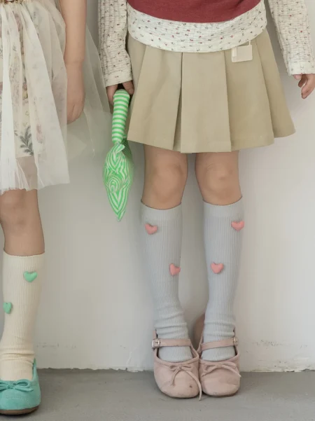 Calcetines hasta la rodilla de color gris claro con corazones 3D