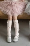 Calze al ginocchio rosa chiaro con molti fiocchi