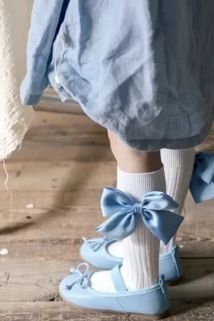 Ballerines bleues pour fille avec chaussettes blanches à nœuds. Confortables et élégantes.