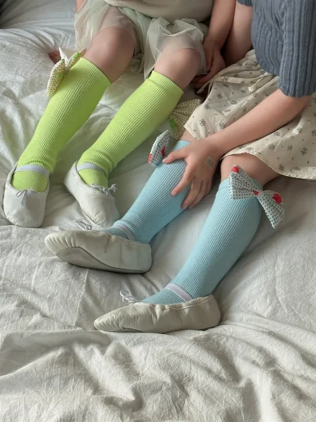 Girl’s socks in light green and blue with bows at the cuffs.