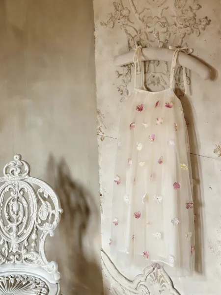Beige girl’s dress with embroidered flowers in shades of pink and white. Available sizes: 98/104, 104/110, 110/116, 122/128, 134