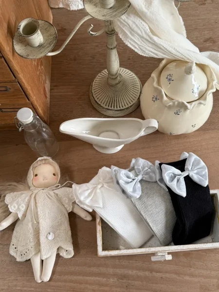 Calzini per bambina nei colori bianco, grigio, argento e nero, con fiocchi in raso.