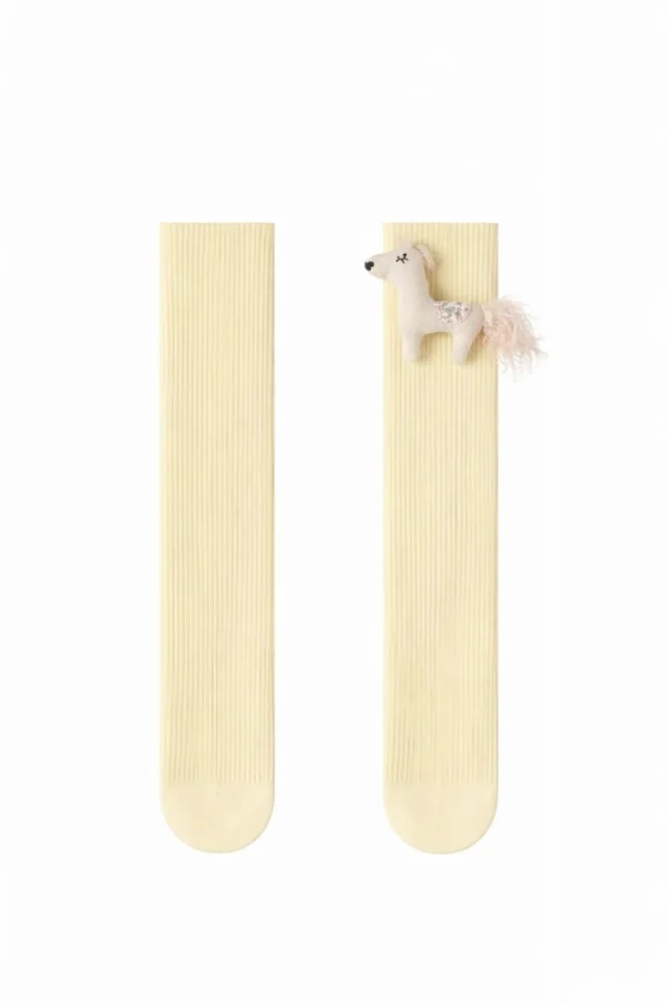Gelbe gerippte Mädchensocken mit niedlicher Tierdeko, kleinem Pferdchen und flauschigem Schwanz.