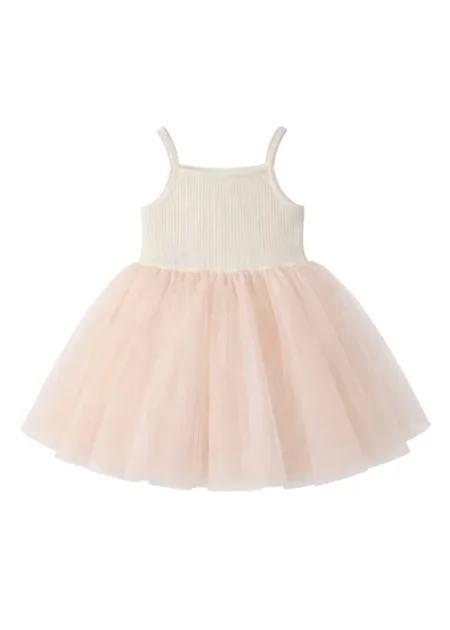 Vestido de tul con tirantes para niña en nude pink con parte superior acanalada.
