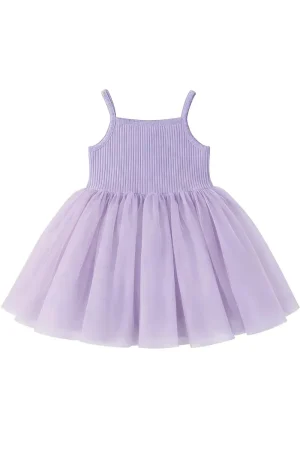 Lavendelfarbenes Tüllkleid mit Trägern, plissiertem Oberteil und ausgestelltem Rock. Für Mädchen.