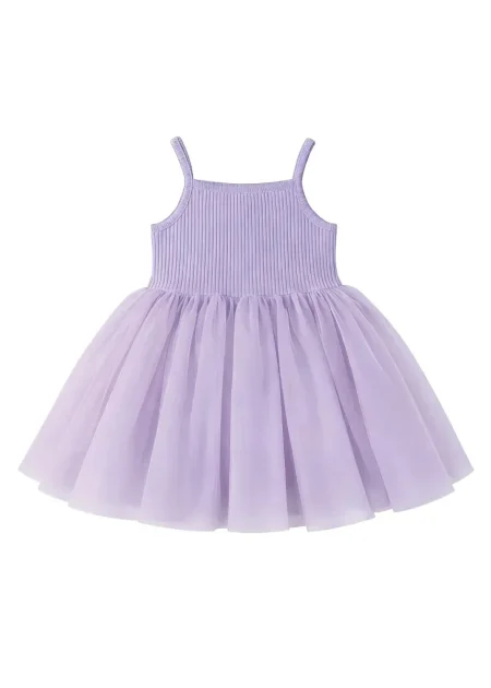 Vestido de tul con tirantes en color lavanda, con top plisado y falda acampanada. Para niña.