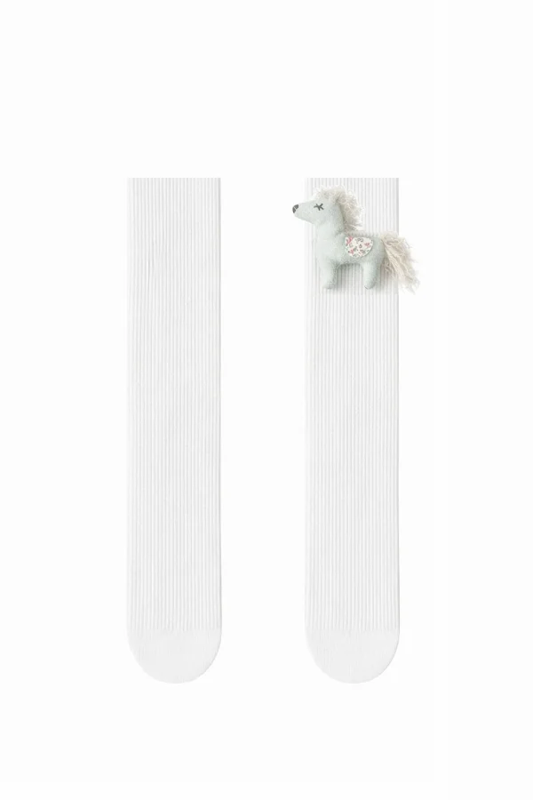 Calcetines para niña en color blanco con adorno en forma de caballito.