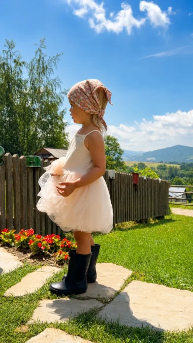 Sukienka tiulowa na ramiączkach w kolorze nude pink, dla dziewczynki, z przyjemnym tiulowym dołem.