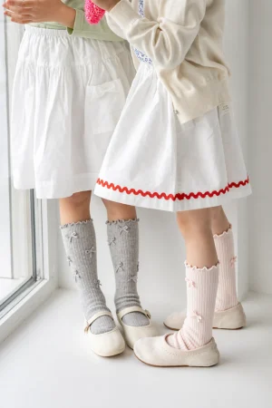Graue gerippte Socken mit Zierschleifen für Mädchen.
