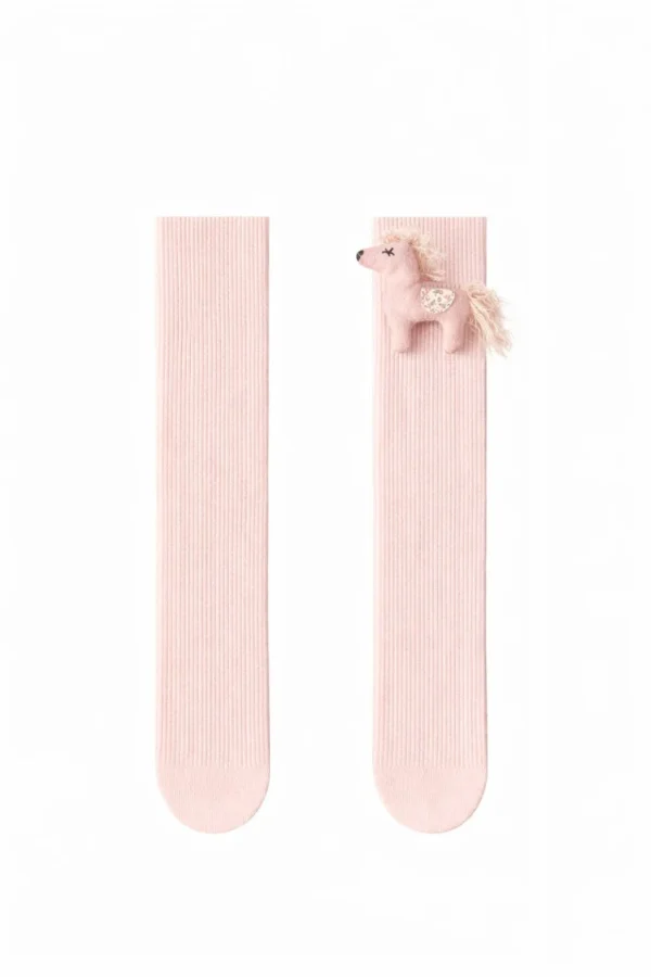 Calcetines rosas para niña con adorno de caballito y tejido texturizado.