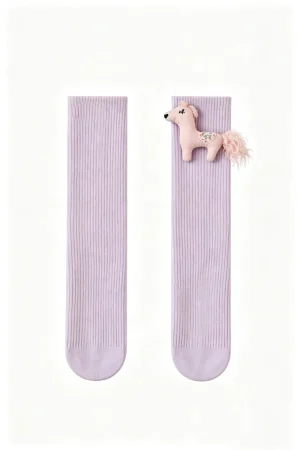 Calcetines para niña en color lila claro con aplique de caballito.