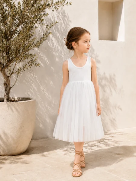 Weißes Mädchenkleid mit Tüllrock, ideal für warme Tage. Verfügbare Größen: 92/98, 98/104, 104/110, 110/116, 122/128, 130, 140