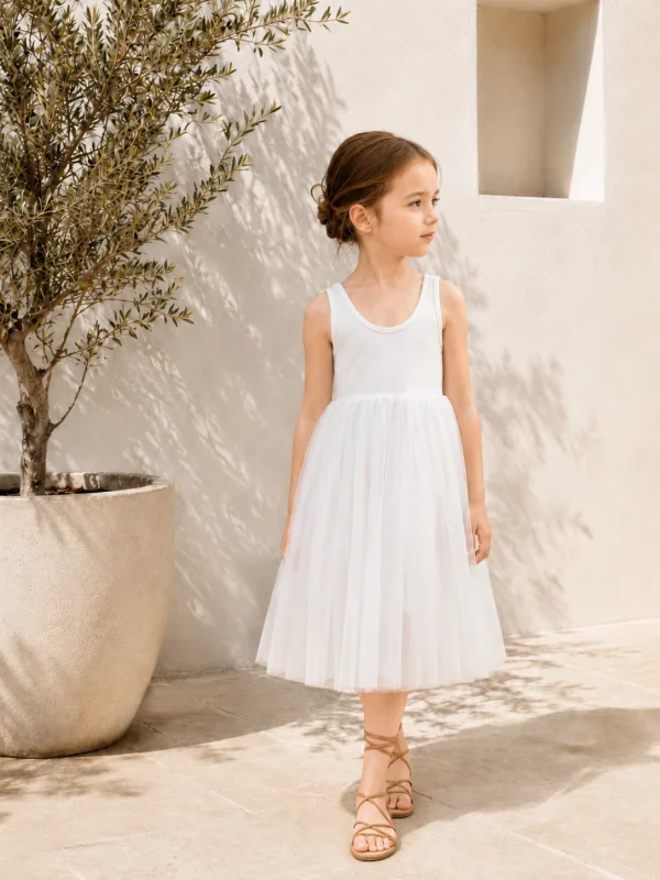 Vestido blanco para niña con falda de tul, ideal para días cálidos.