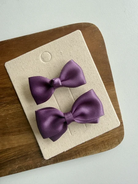 Fioletowe kokardki dla dziewczynki, zestaw dwóch na kartoniku, elegancki i gustowny design.